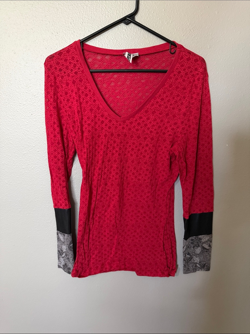 BKE Women's Red V-Neck Long Sleeve Top with Contrast Cuffs